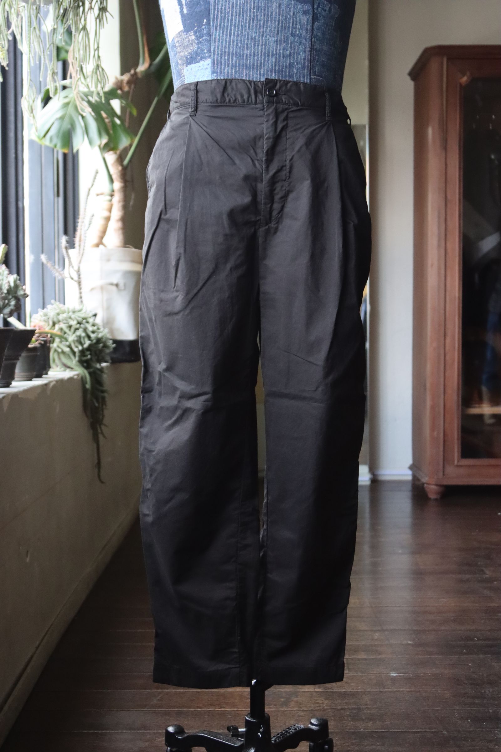 グラフペーパー Garment Dyed Typewriter Slacks(GM241-40013)DEEP BLACK