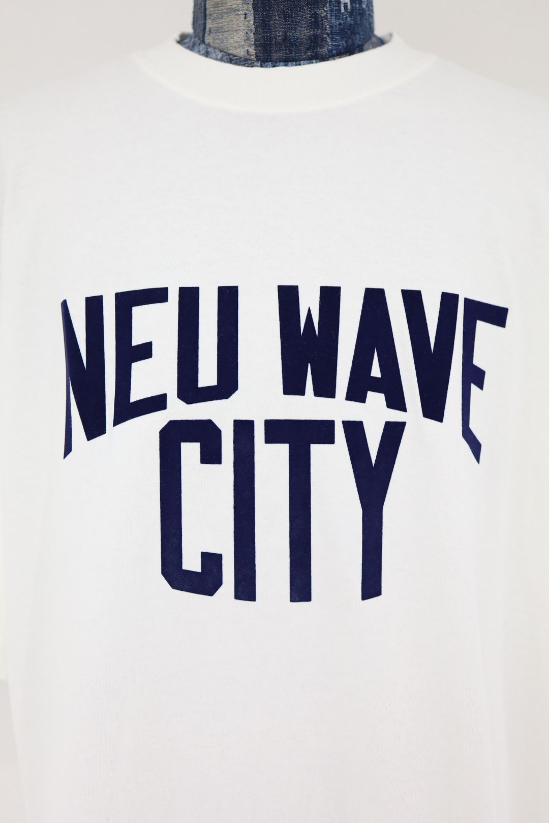 イズネスミュージック 26SS NEU WAVE FLOCKY PRINT T-SHIRT(IMP7_29_NEWWAVEST01)WHITE☆新作発売！