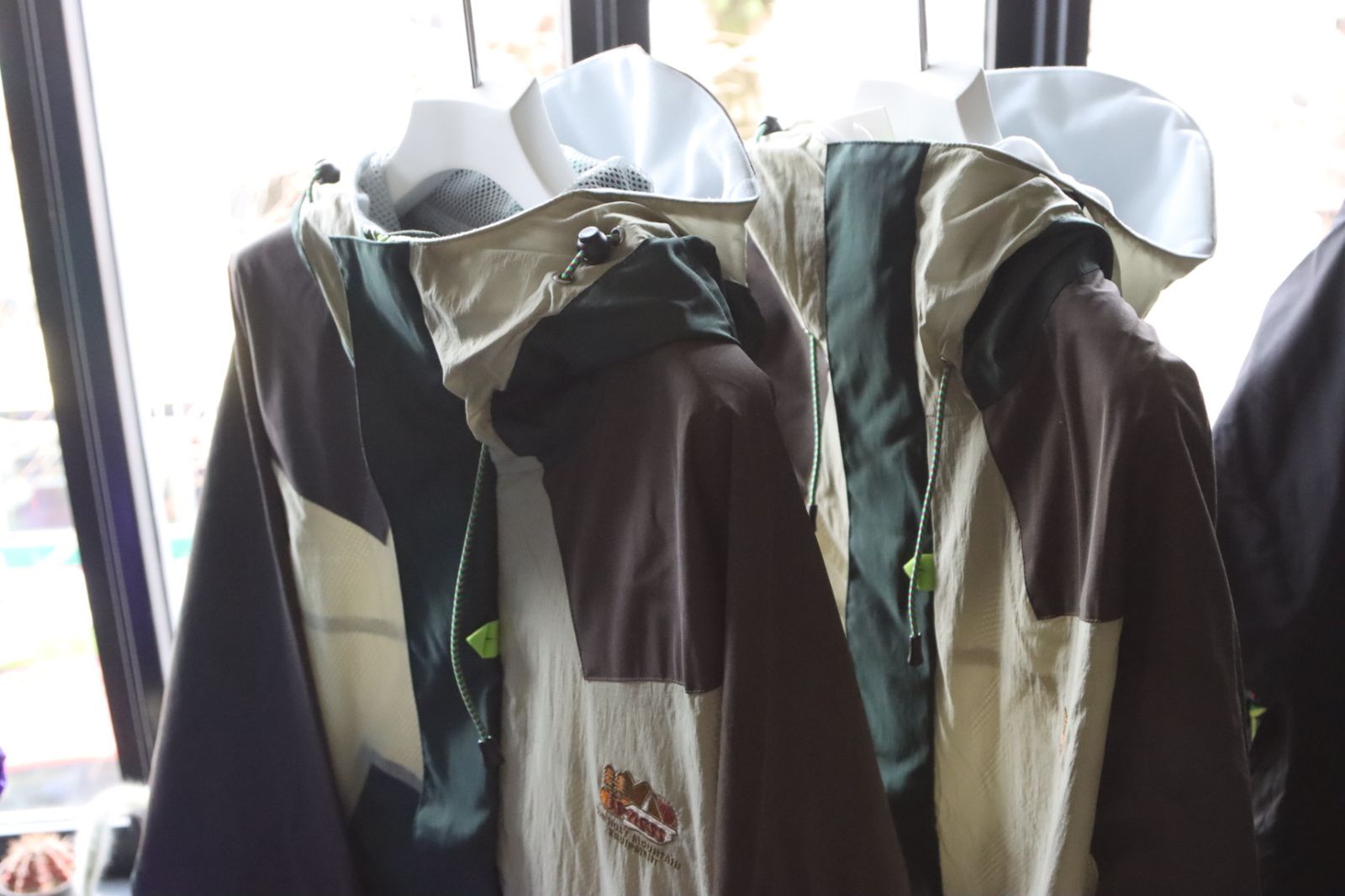 イズネス23SS マウンテンパーカー THM ANNAPURNA MOUNTAIN JACKET(1005SSJK01)GREEN x GREIGE