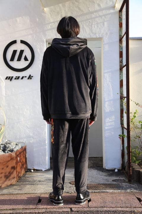 CHAOS EMBROIDERY COMFY HOODIE(21SS24BL118) style.2021.1.16.