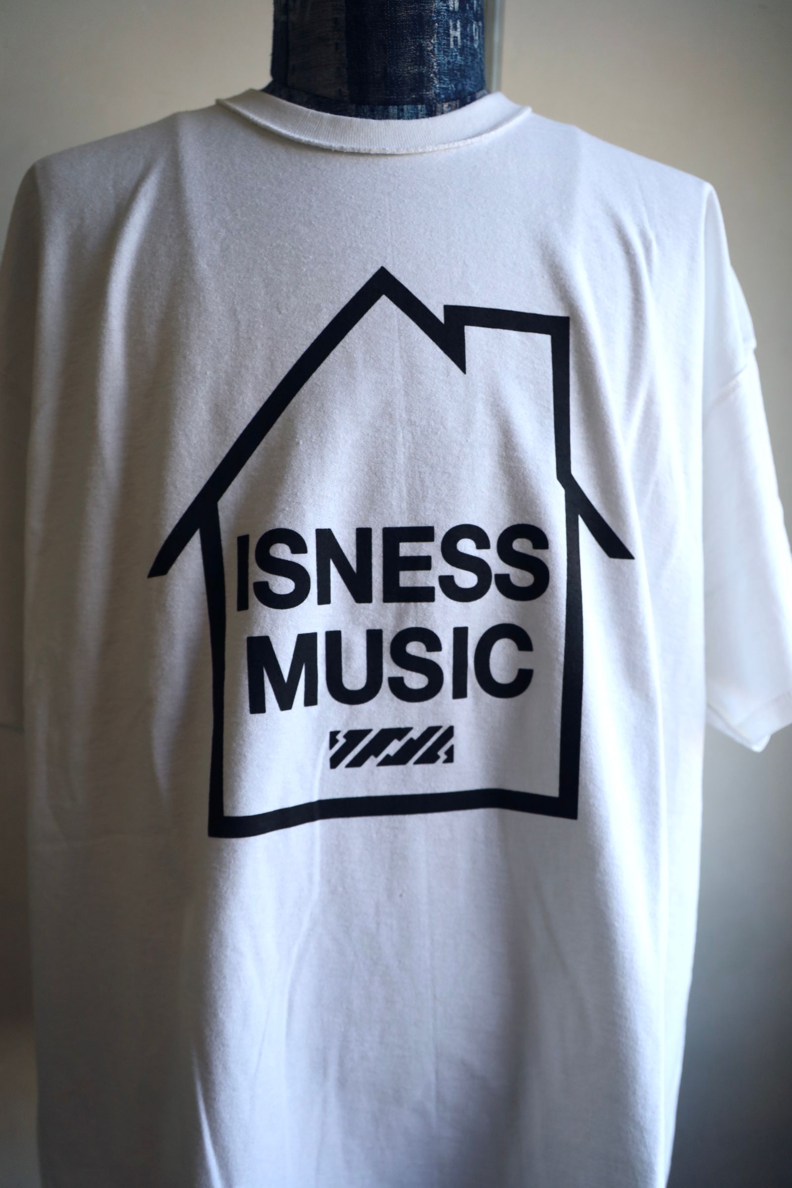 イズネスミュージック 25SS LOGO T-SHIRT(IMP5_22_ISNESSMUSIC5ST01)WHITE