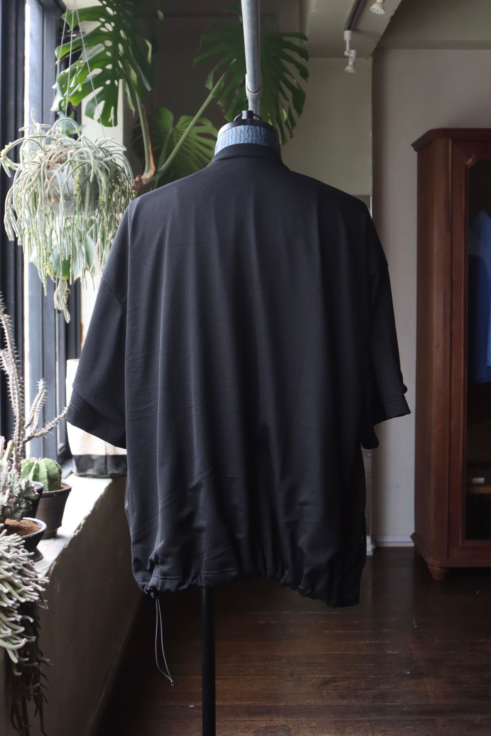 イズネス24SSバルーンレイヤードメッシュTシャツ BALLOON DOUBLE LAYERED MESH SHORT SLEEVE T-SHIRT(1006SSCS08)BLACK