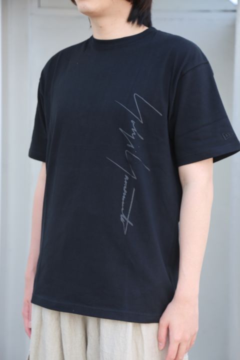 Yohji Yamamoto 半袖コットンTシャツ SS21 シグネチャーロゴ アートワーク(HD-T99-083) style.2021.4.13.
