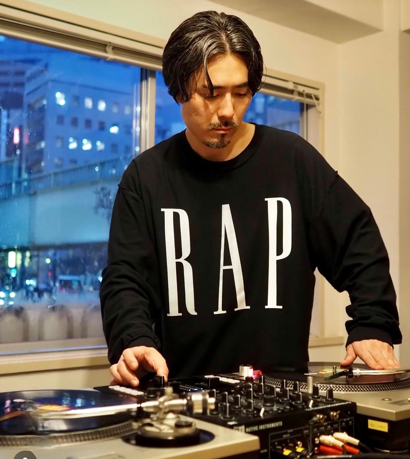 イズネスミュージック 26SS RAP LONG SLEEVE T-SHIRTS(ISNESS MUSIC×DJ SHOTA)(IMP7_16_RAPL/ST01)BLACK☆新作発売！