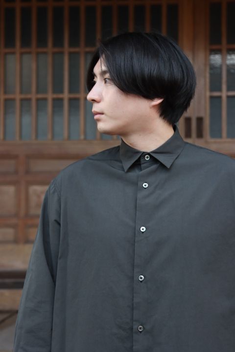 Ets.MATERIAUX Regular collar shirt(INK BLACK)style.
