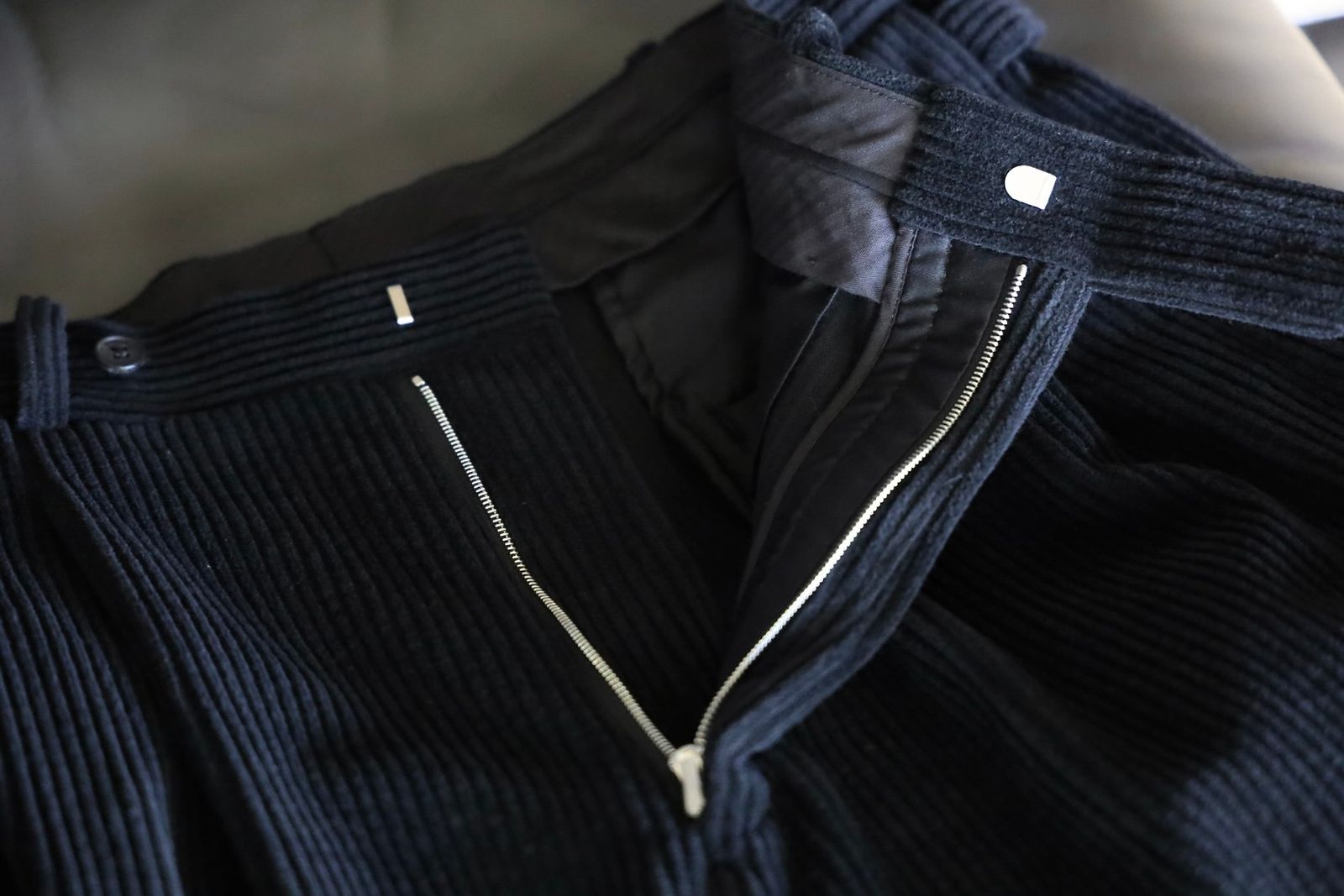 アプレッセ 2025 STYLE2  Wool Corduroy Wide Tapered Trousers(25AAP-04-03)BLACK☆8月23日(土)発売！