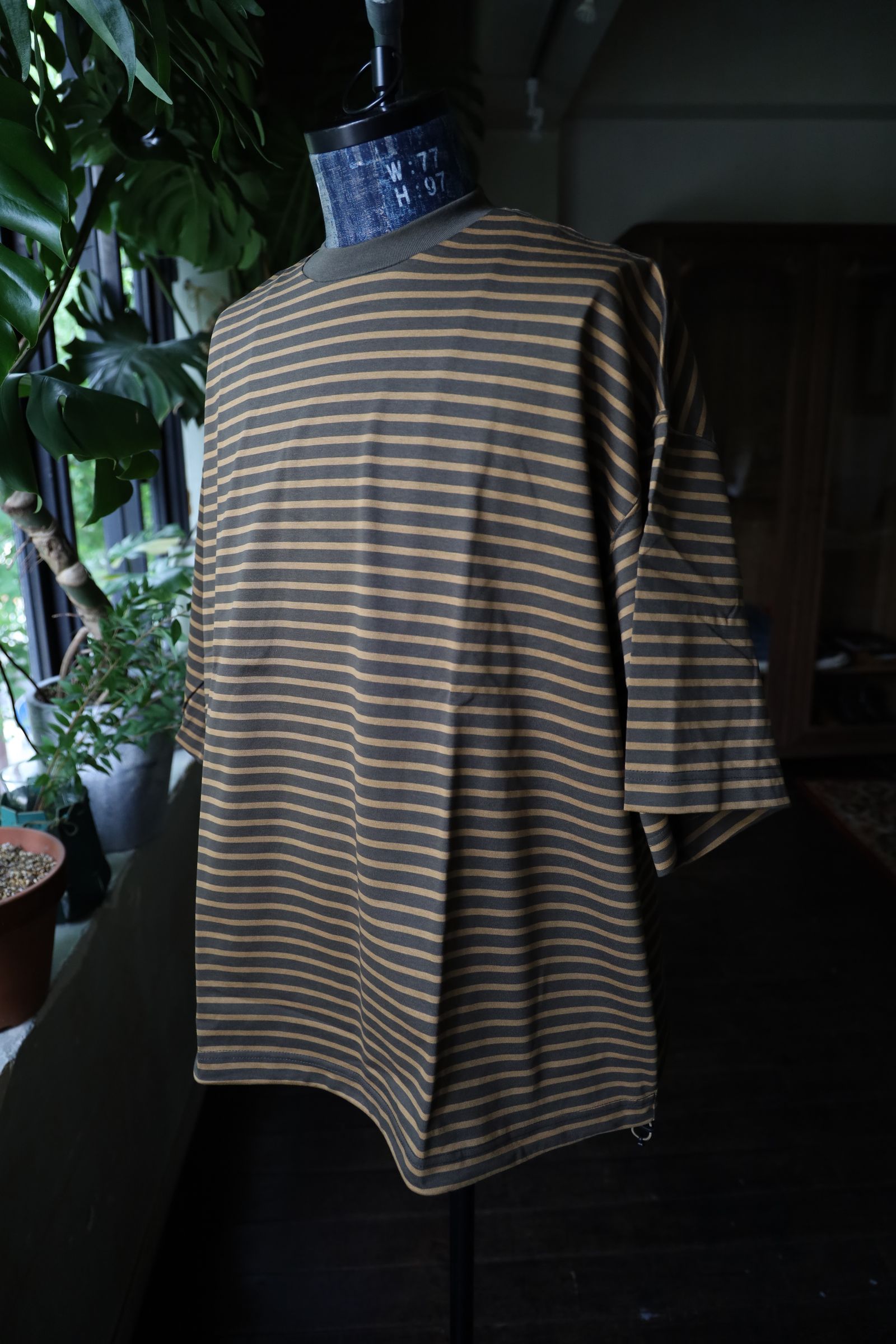 イズネス24AW BALLOON STRIPES T SHIRT(31SSSH05-2)KHAKI×BEIGE border