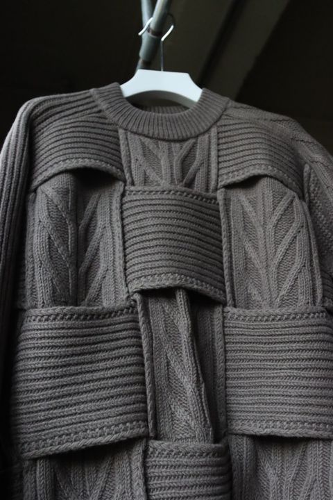 YOKE CROSSING CABLE CREW NECK KNIT"GREIGE"style