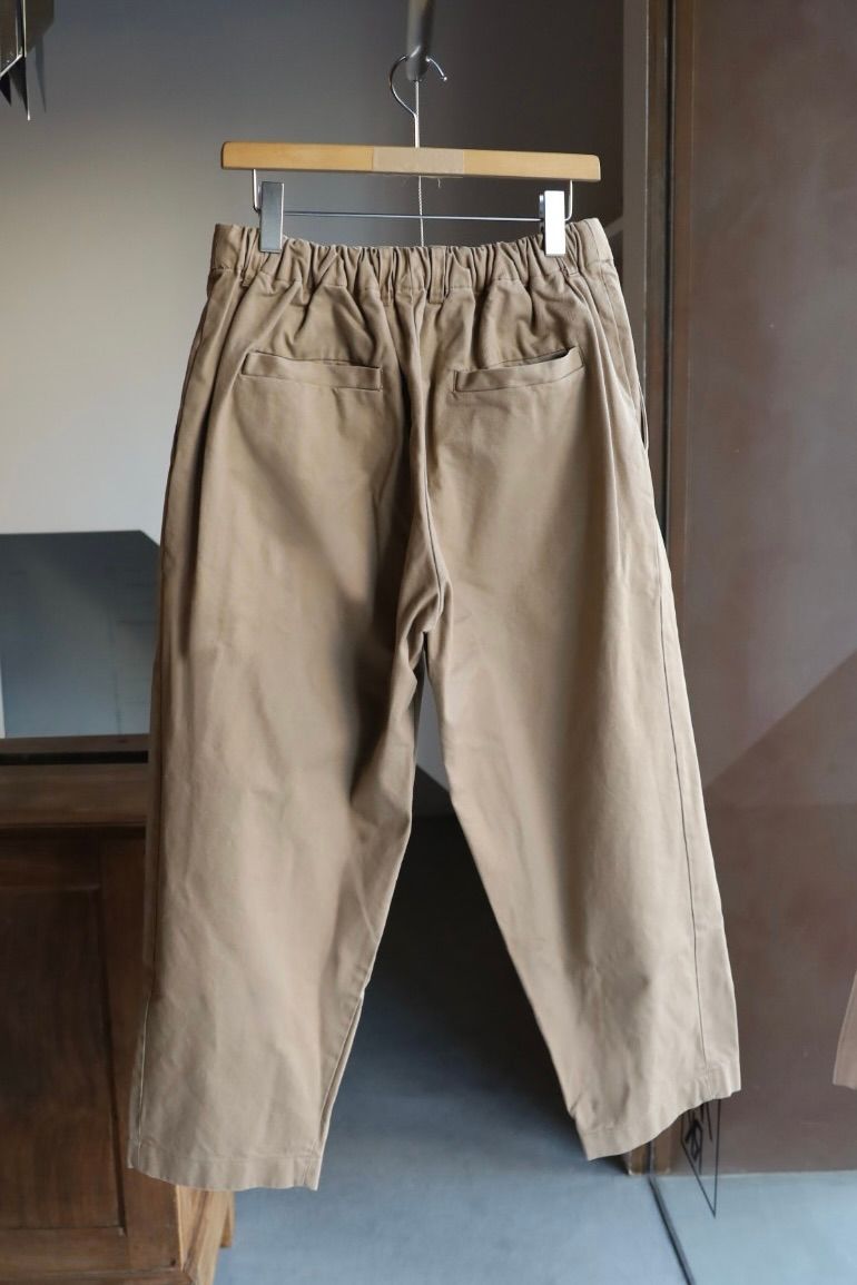 イズネス 25AW TWILL TUCK TROUSERS(25AW_20_2020AWPT06-O)BEIGE☆新作発売！