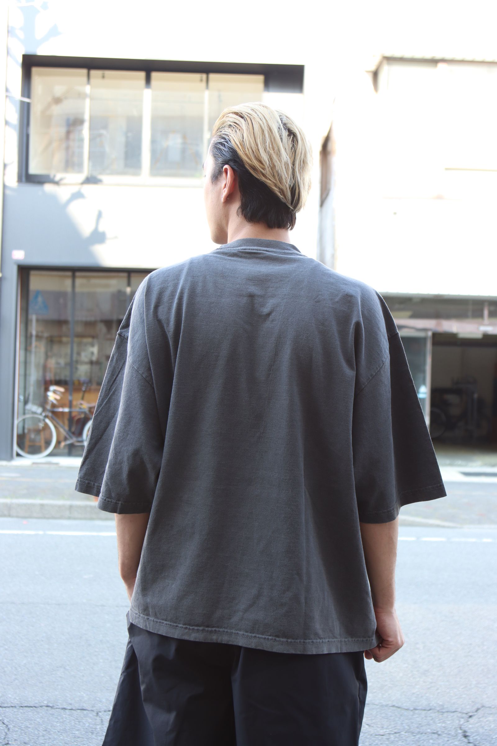 イズネスミュージック 25SS HOUSE FLOCKY PRINT T-SHIRT(IMP5_10_FLHOUSET01)SUMI(CHARCOAL)