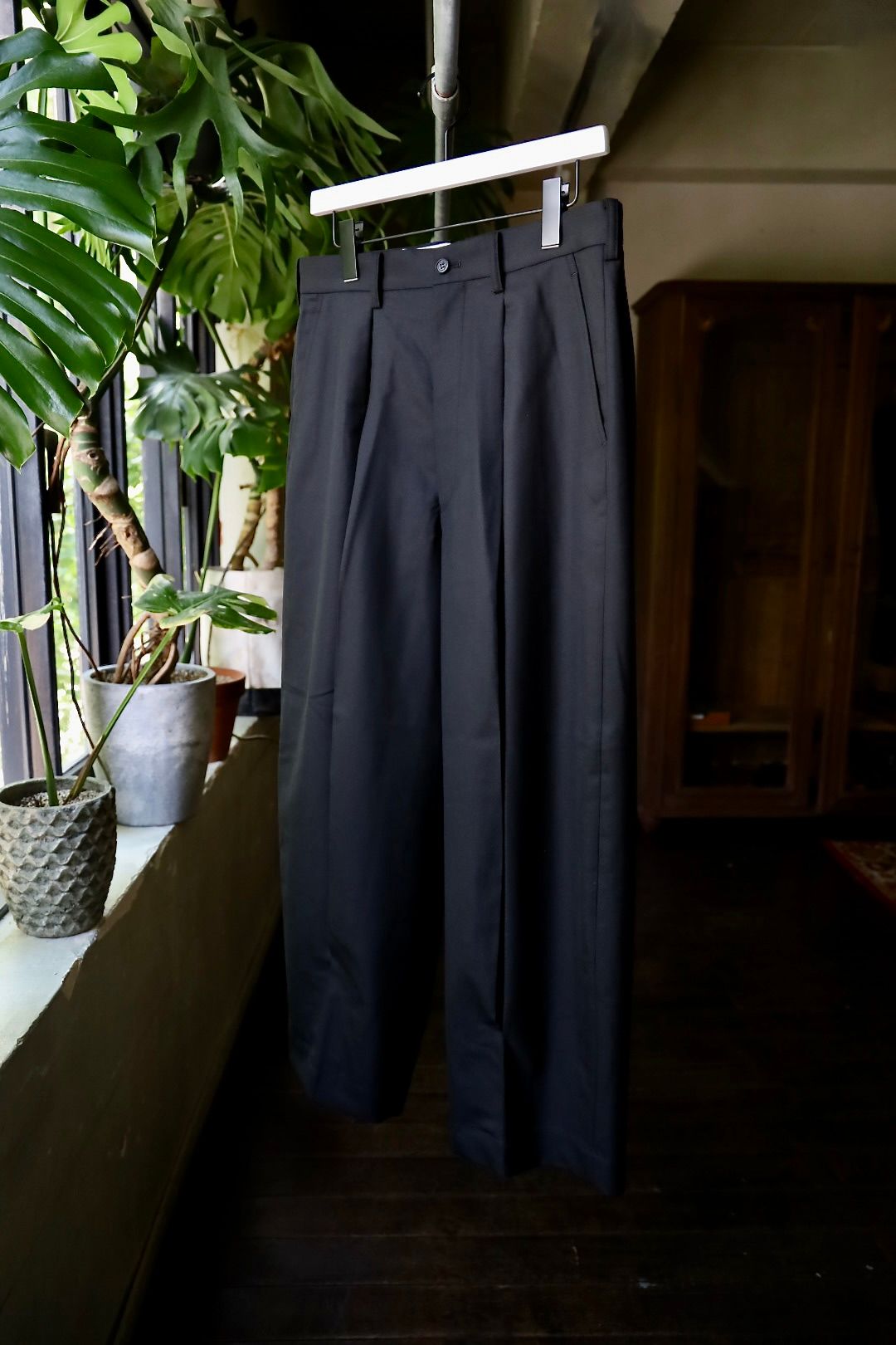 コムデギャルソンオム24AW ウールサージタックパンツ(HN-P006-051)BLACK
