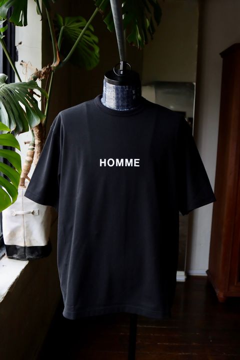 コムデギャルソンオム25AW ロゴプリントTシャツ(HQ-T103-051)BLACK☆4月3日(金)新作発売！
