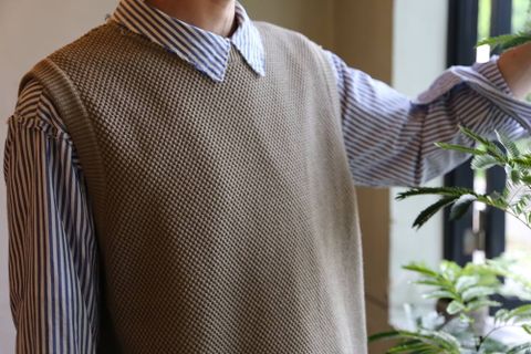 crepuscule モスステッチベスト"GRAYBEIGE"スタイル 2019.5.22.