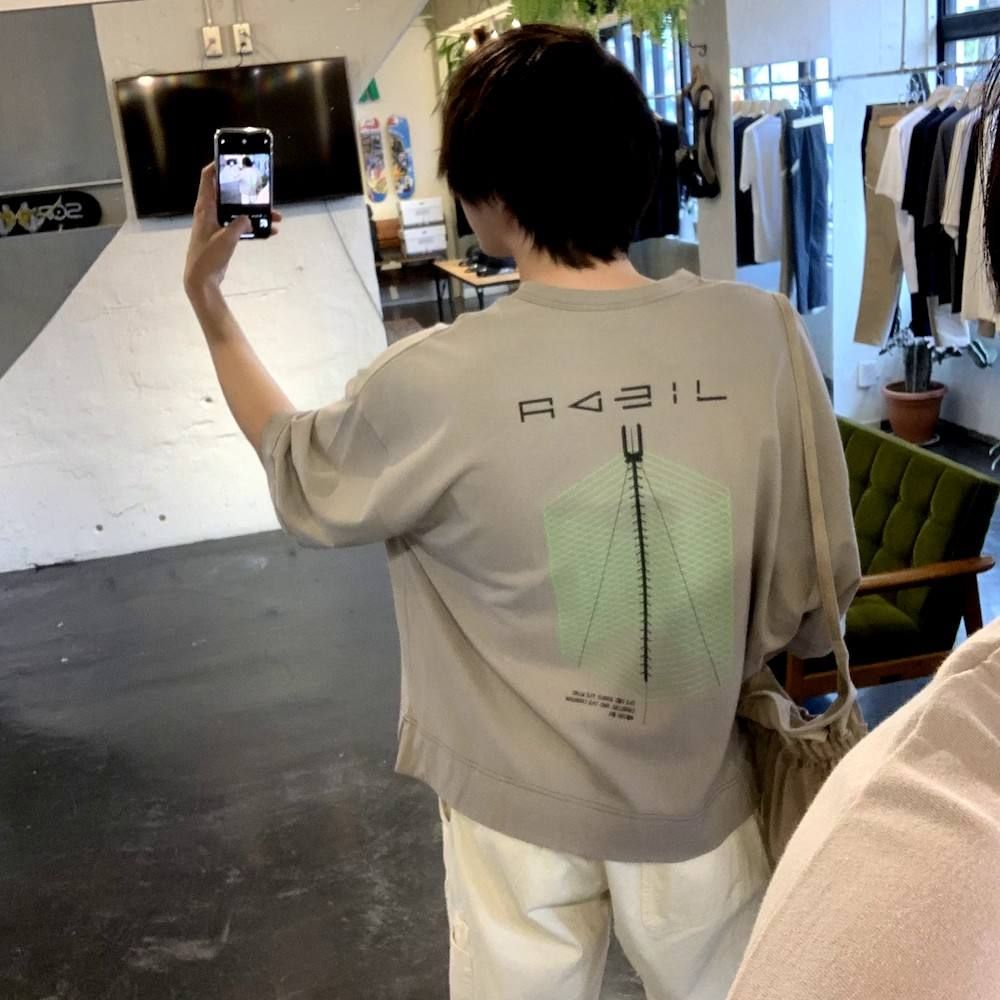JieDa GEOMETRIC BIG PRINT T-SHIRT "GRAY"スタイル.2020.4.17