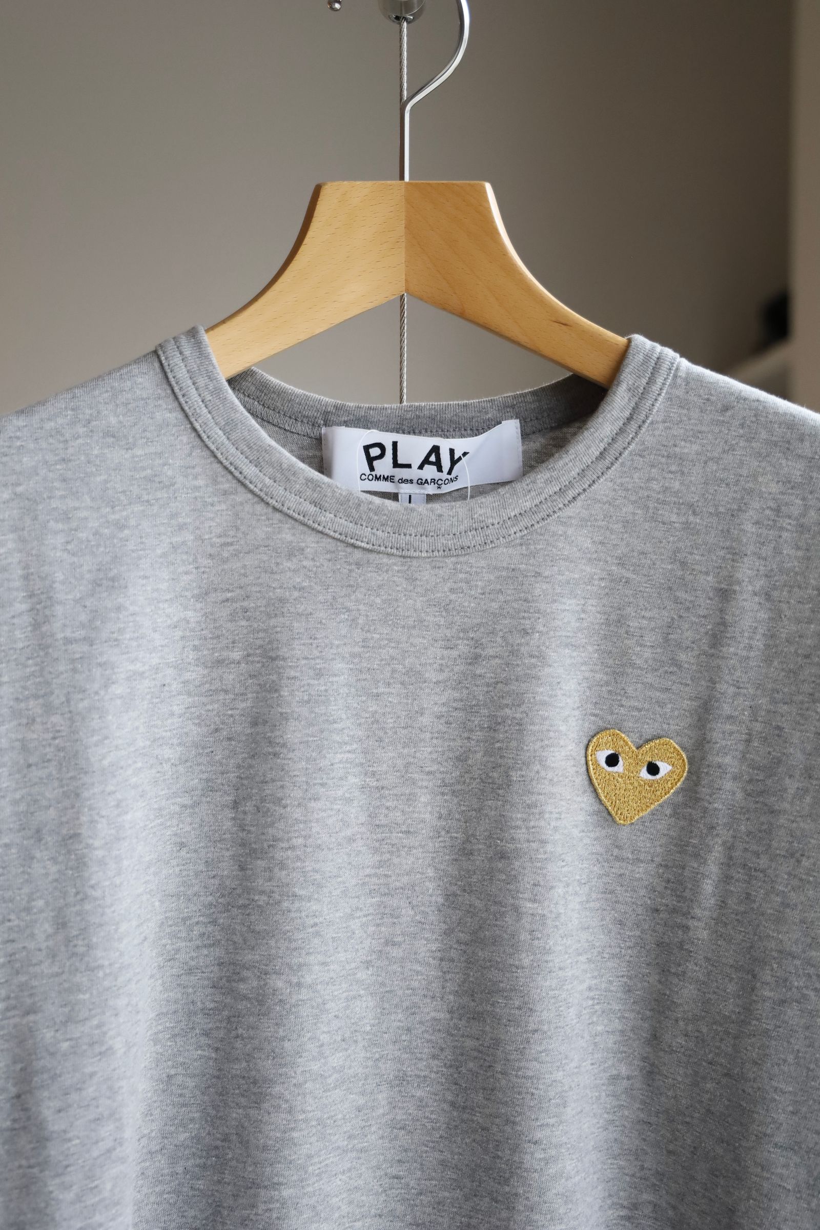 プレイコムデギャルソン ワンポイントTシャツ GOLD HEART (Grey)