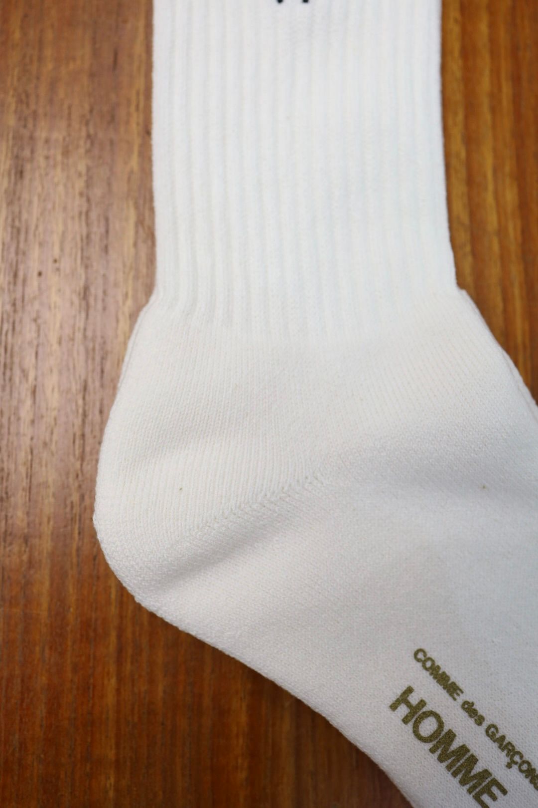 コムデギャルソンオム 綿パイル刺繍ソックス(HQ-K501-051)WHITE☆2月6日(金)発売！
