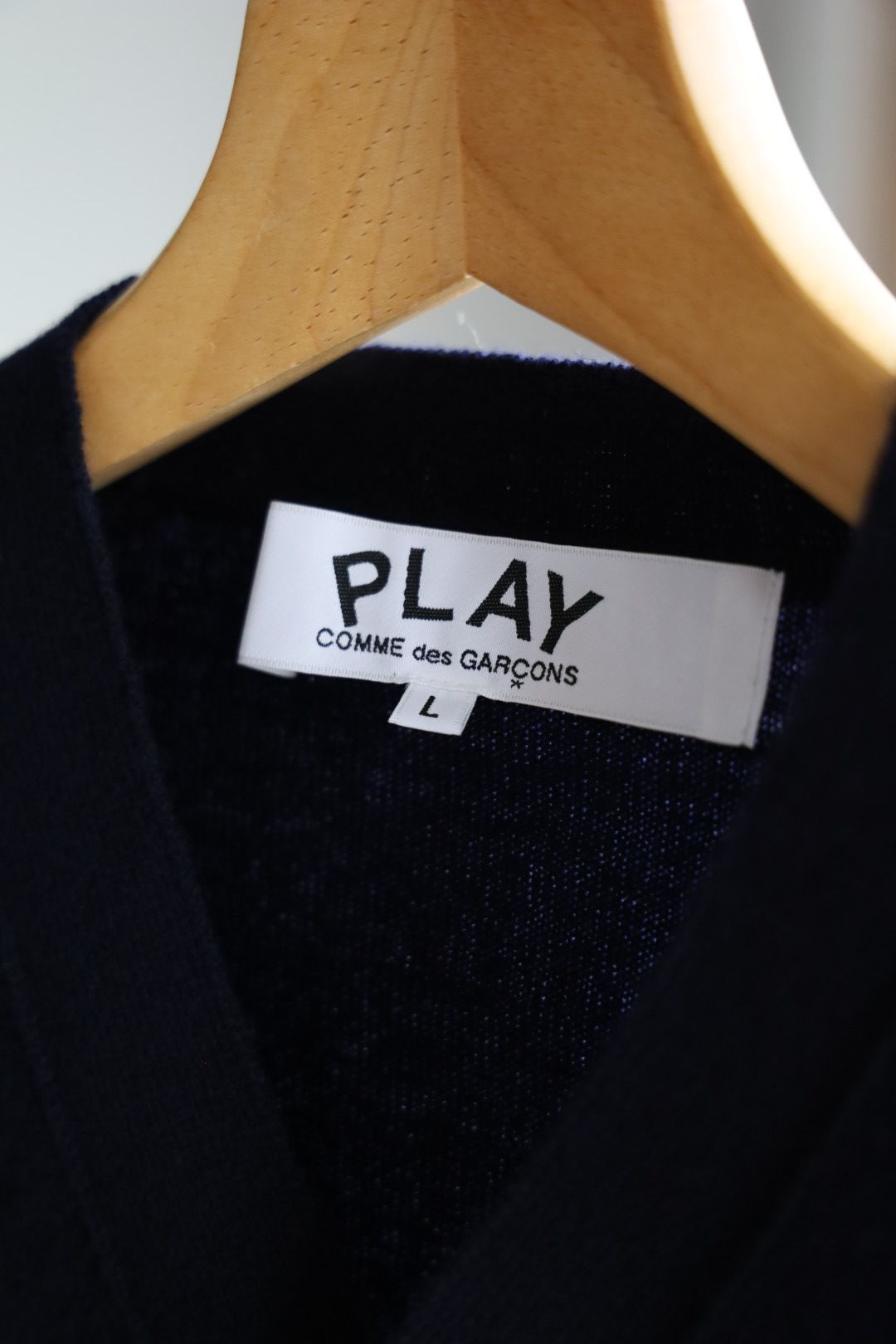 プレイコムデギャルソン V-NECK CARDIGAN DOUBLE BURGENDY EMBLEM (AX-N058-051)NAVY