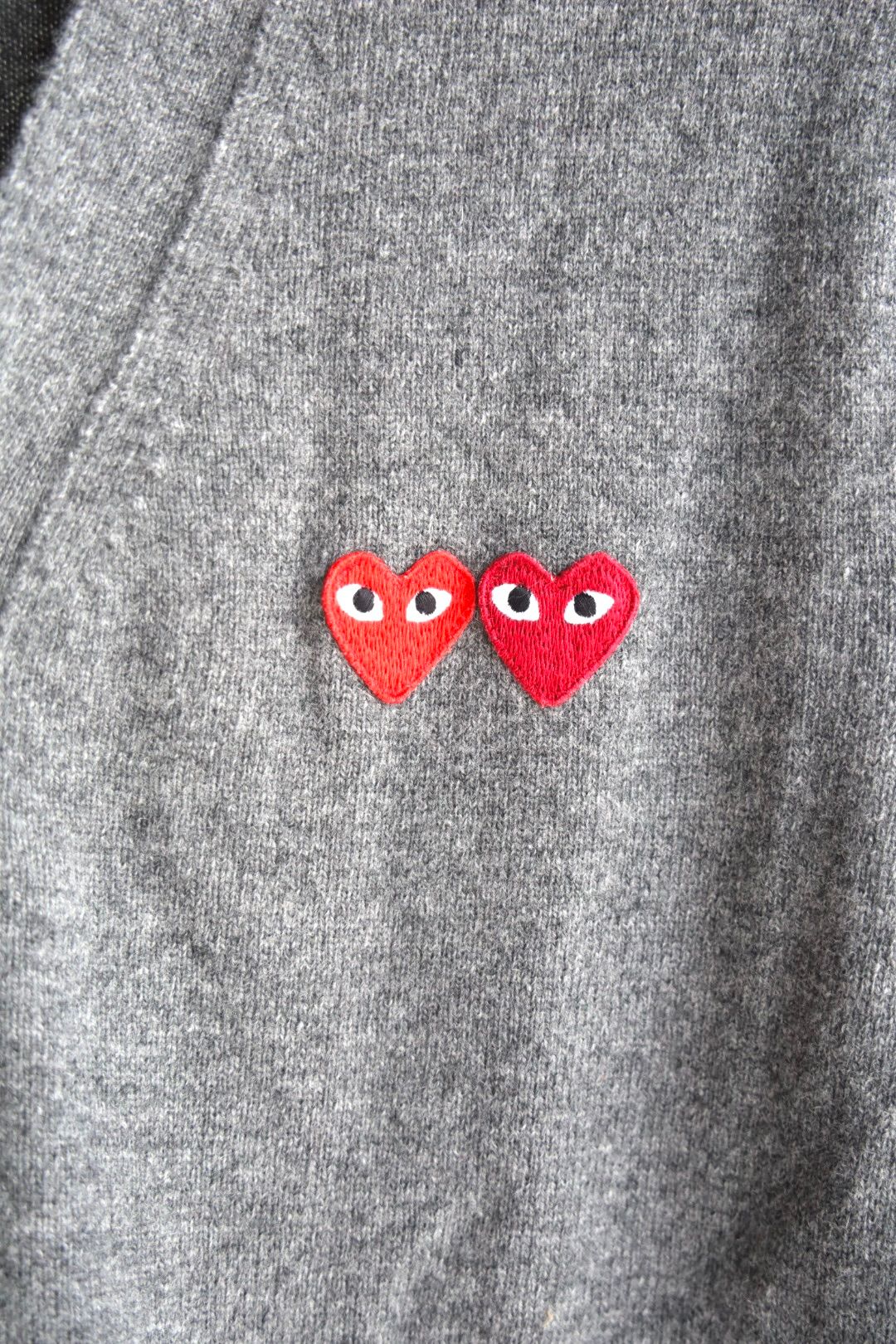 プレイコムデギャルソン V-NECK CARDIGAN DOUBLE BURGENDY EMBLEM (AX-N058-051)GRAY