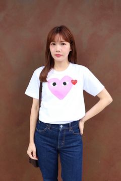 PLAYプレイコムデギャルソン RED EMBLEM Tシャツ style.2025.11.3