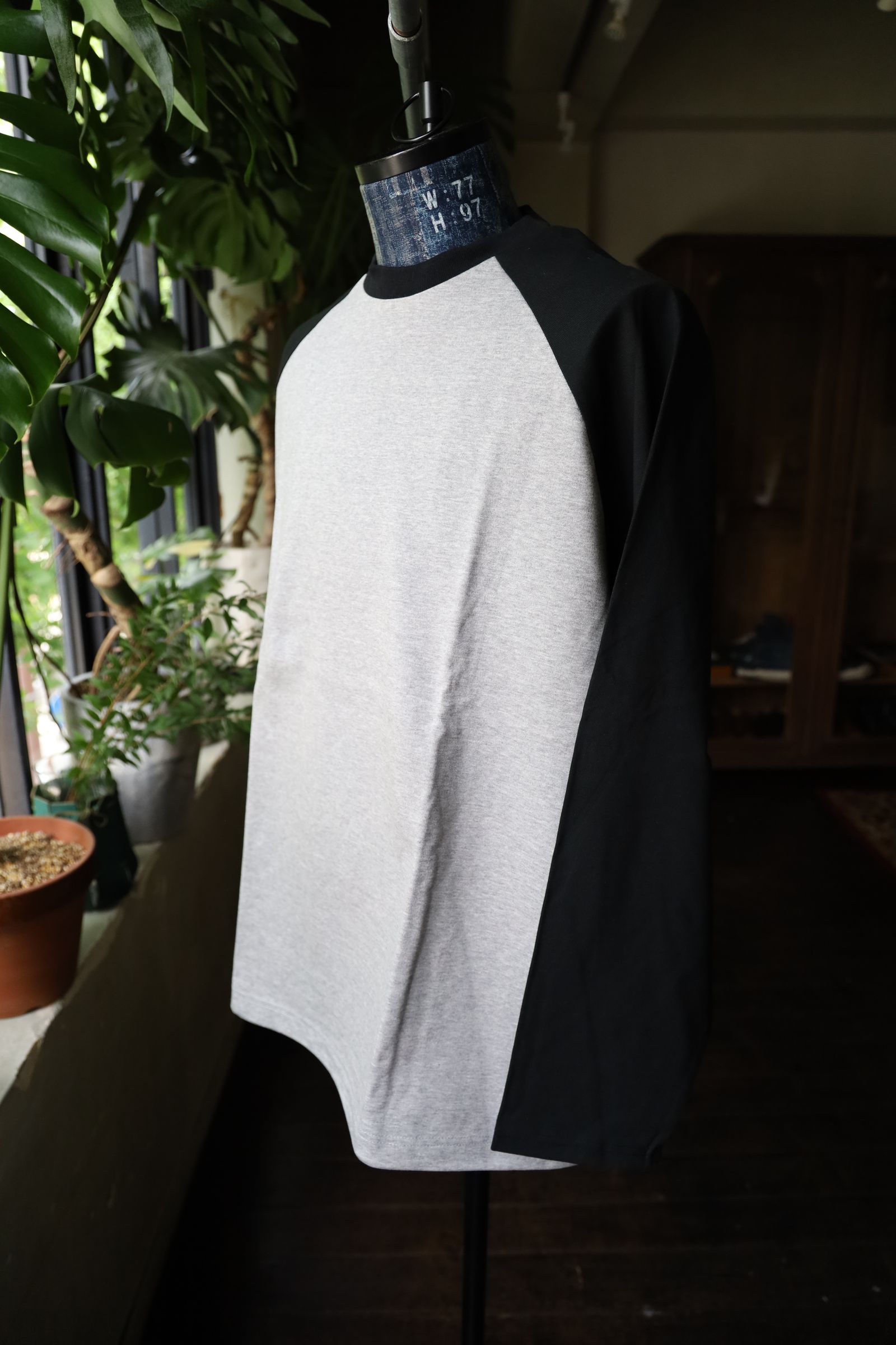 イズネス24AW BALLOON RAGLAN LONG SLEEVE T SHIRT(1006AWCST01)GRAY×BLACK