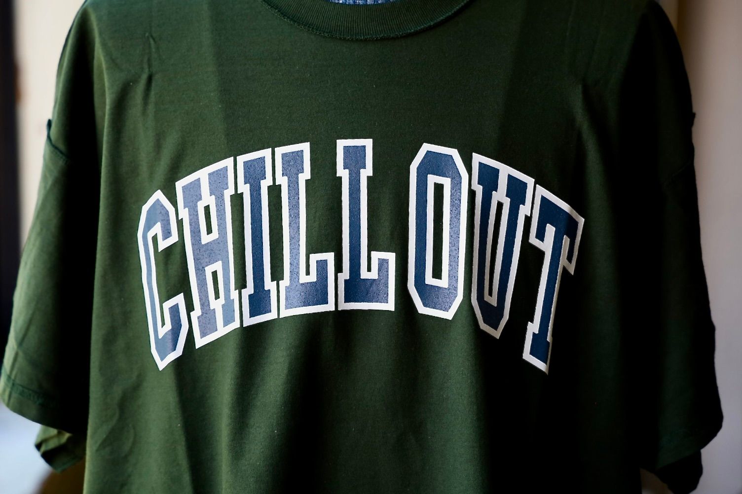イズネスミュージック CHILL OUT T-SHIRT (IMP6_03_CHILLSST01) FOREST