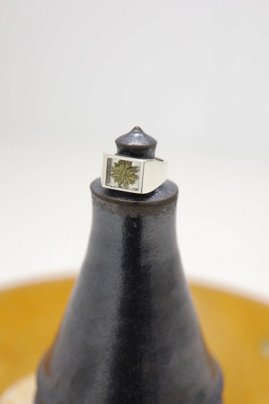 XOLO JEWELRY リング / Signet Ring with Gray & Gold Flower (XOR125)☆新作発売！