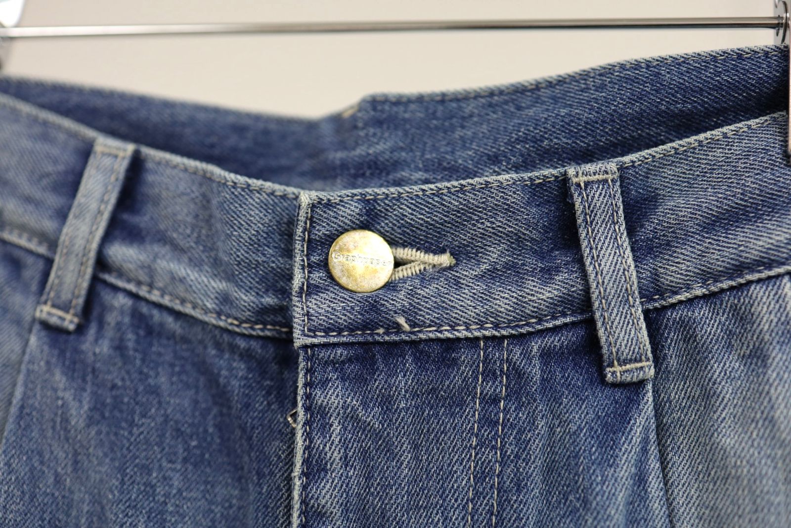 グラフペーパー Selvage Denim Two Tuck Pants(GU261-40061LB)INDIGO_LIGHT FADE