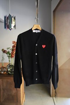 プレイコムデギャルソン V-NECK CARDIGAN (BLACK/RED HEART)