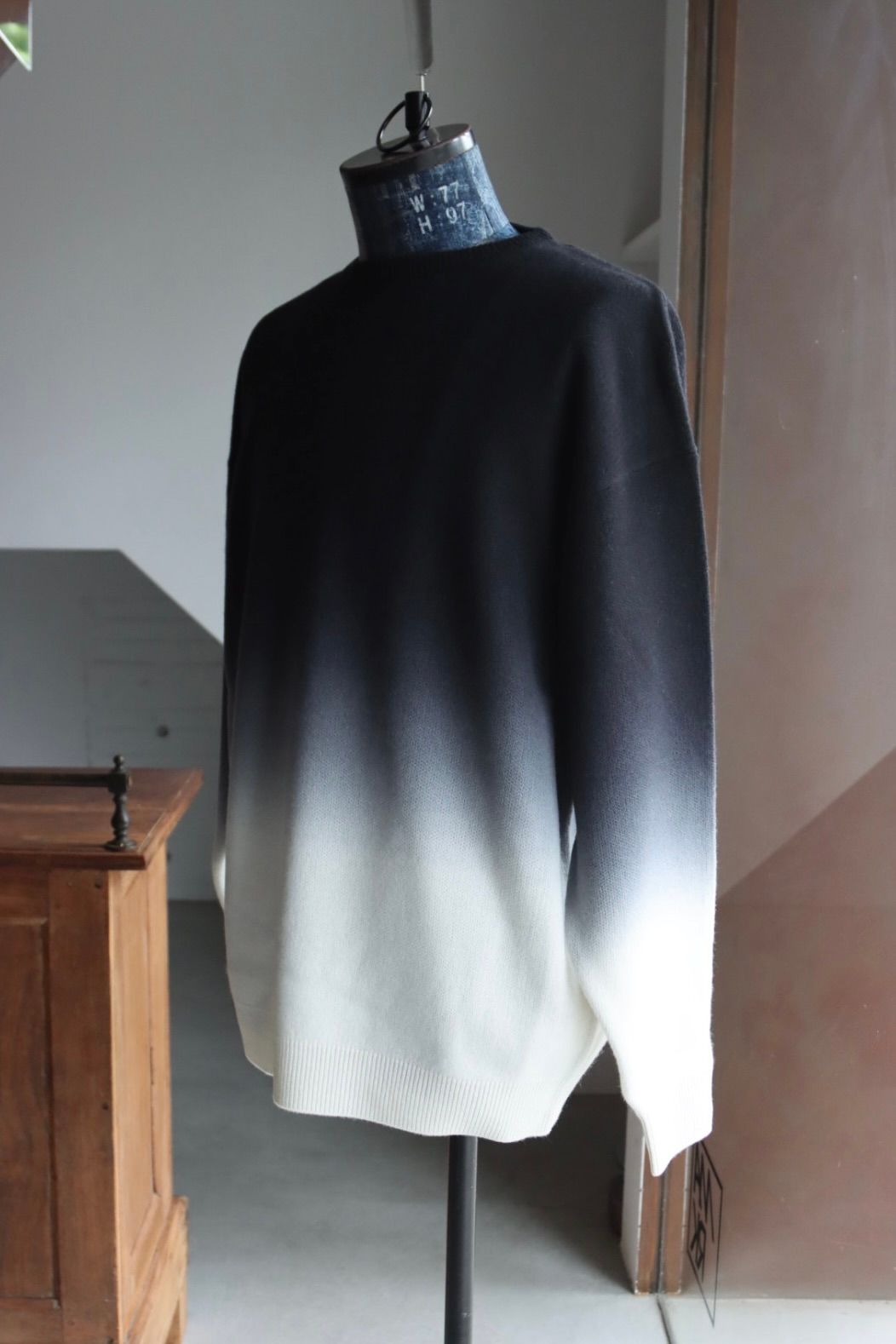グラフペーパー 25AW Gradient Dyed Crewt Neck Knit(GU253-80492)BLACK☆9月27日(土)発売！