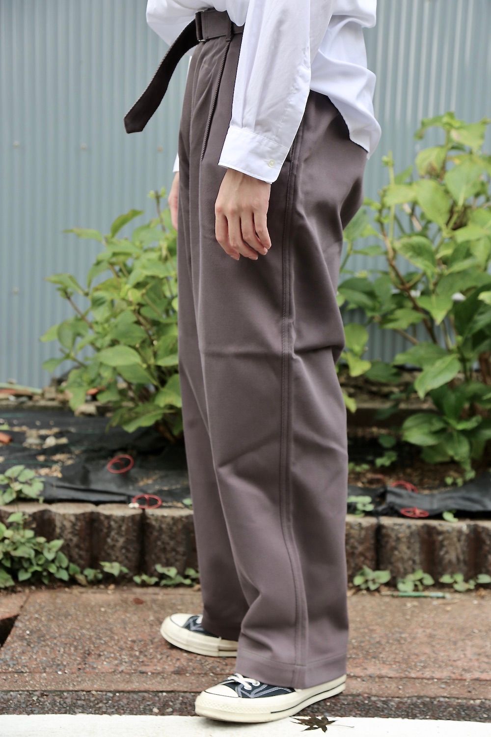 GRAPHPAPER HARD TWILL BELTED PANTS-