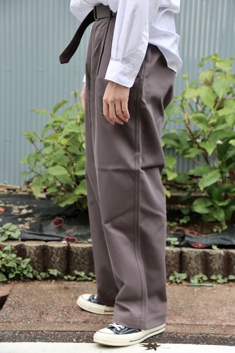 Graphpaper Hard Twill Belted Pants (GM203-40002B)GRAYスタイル.2020.7.25.