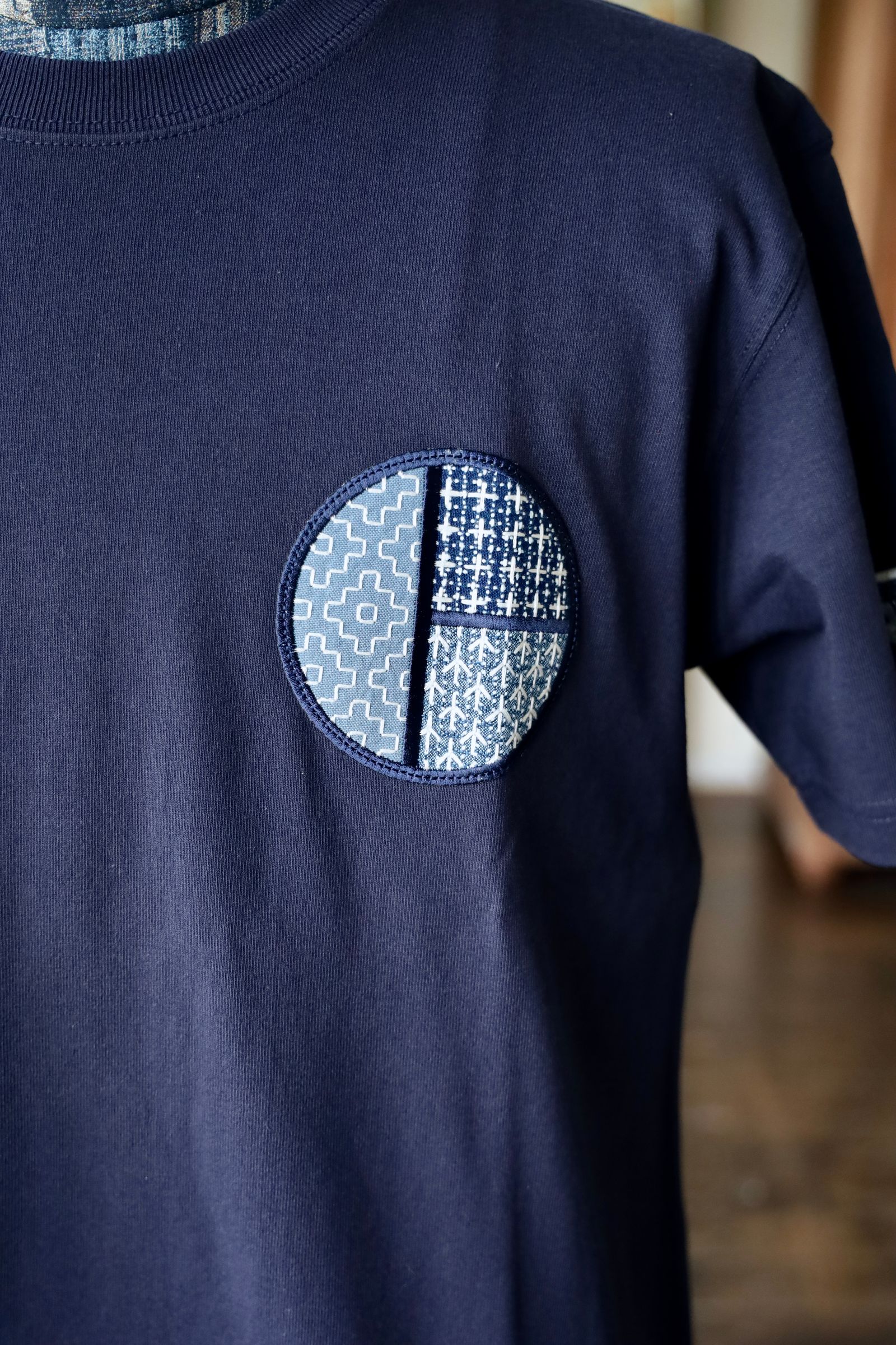 ファンダメンタル Tシャツ CIRCLE PATCH TEE(FA25/TE13)NAVY