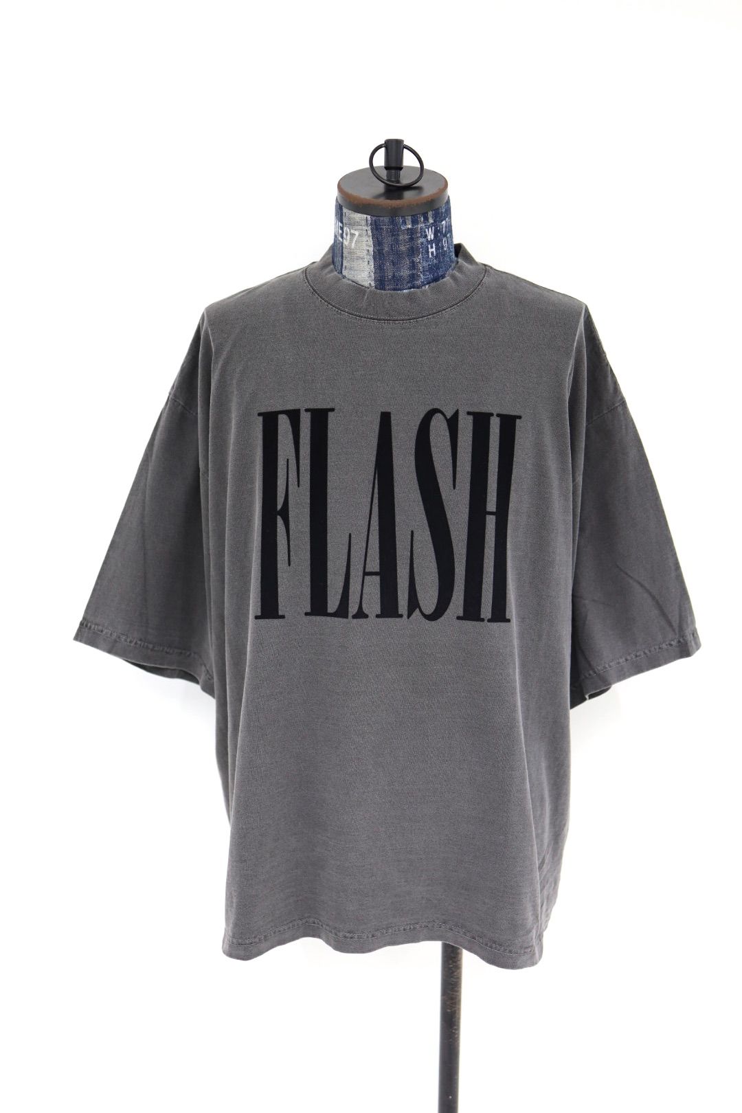 イズネスミュージック 26SS FLASH FLOCKY PRINT T-SHIRT(IMP7_27_FLASH5ST01)SUMI(CHARCOAL)☆新作発売！
