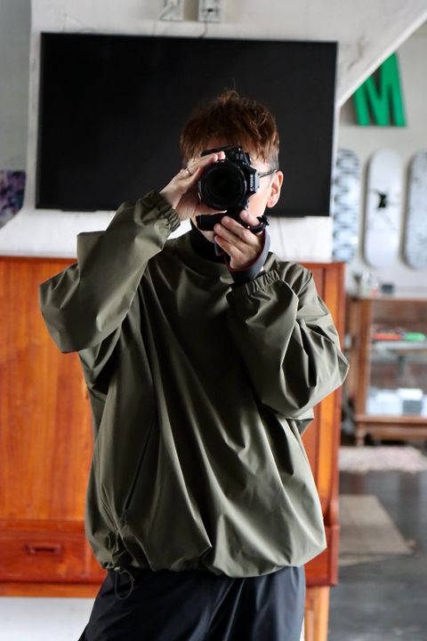 FreshService 22SS SOLOTEX TAFFETA CREW NECK PULLOVER"KHAKI"style.