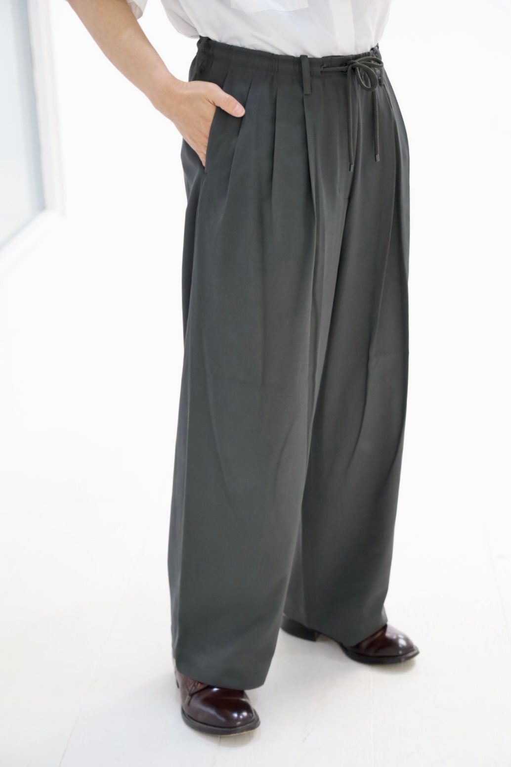 マーカウェア 26SS  60/2オーガニック強燃ボイル3/2ツイル / トリプルプリーテッドイージートラウザーズ(A26A16PT02C)Charcoal☆新作発売！