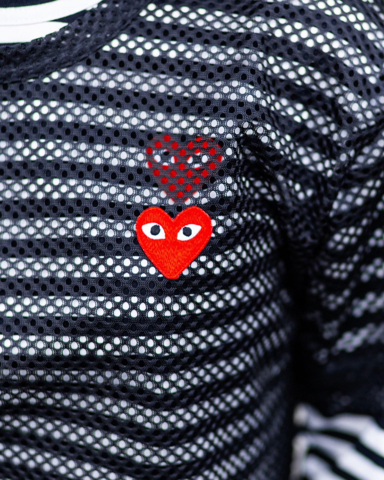 PLAY COMME des GARCONS  REDエンブレムメッシュTシャツ style.2025.12.15