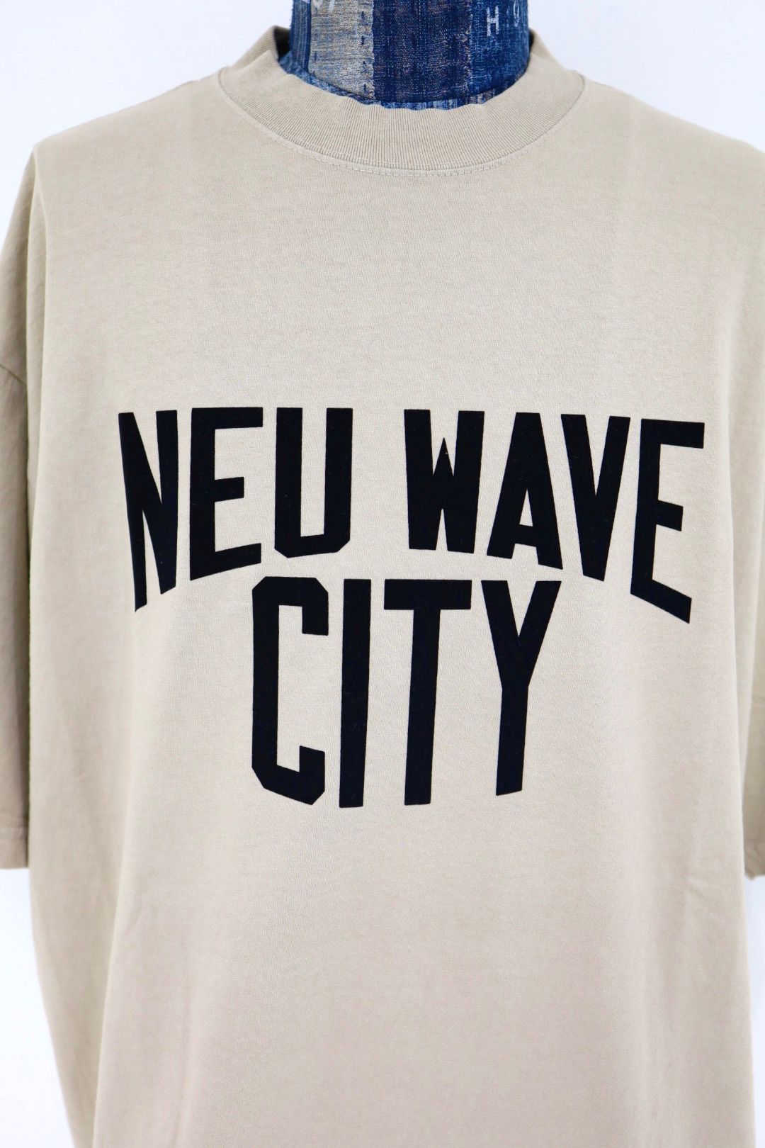イズネスミュージック 26SS NEU WAVE FLOCKY PRINT T-SHIRT(IMP7_29_NEWWAVEST01)OATMEAL☆新作発売！