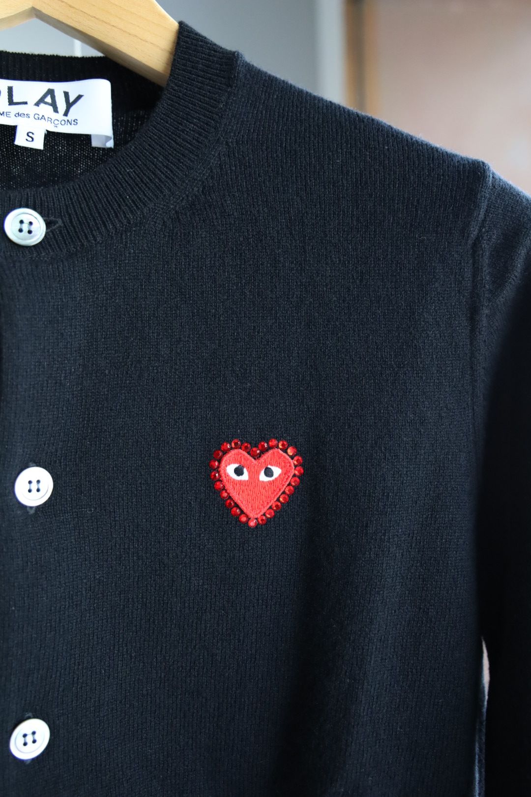 プレイコムデギャルソン ROUND NECK RHINESTONE CARDIGAN (BLACK/RED HEART)