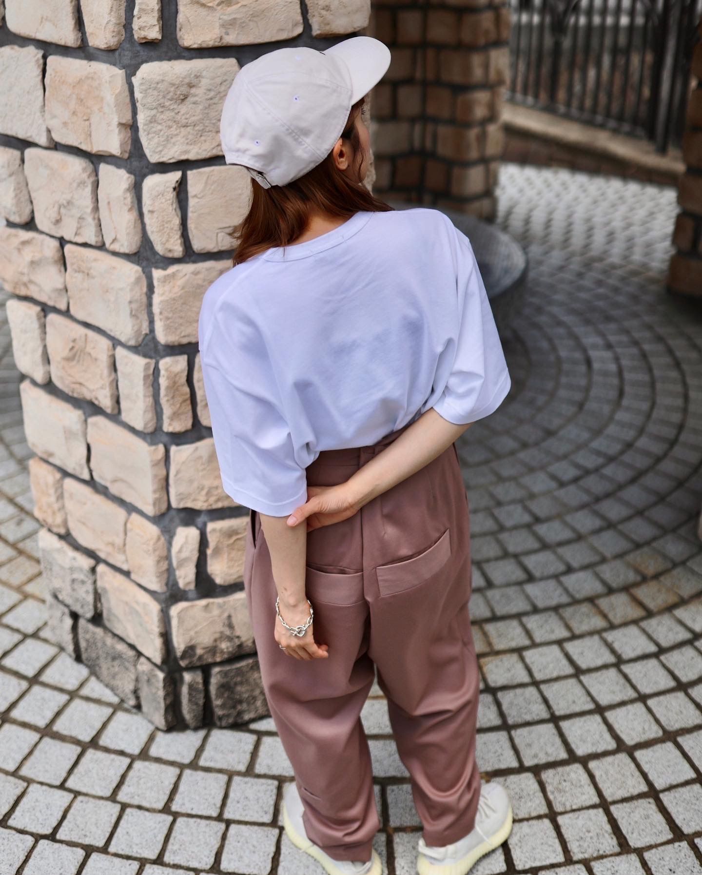 COMME des GARCONS HOMMEロゴプリントTシャツ"WHITE"スタイル