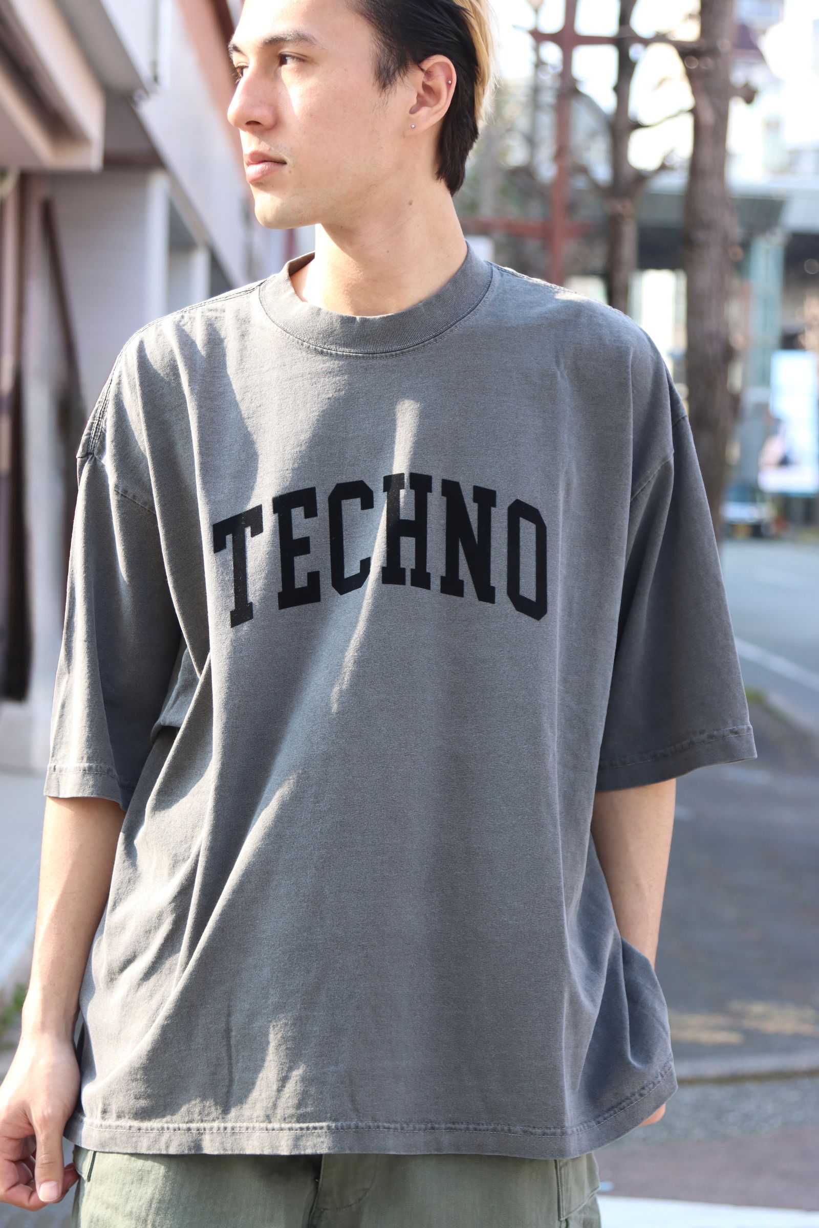 is-ness - イズネスミュージック 25SS TECHNO FLOCKY PRINT T