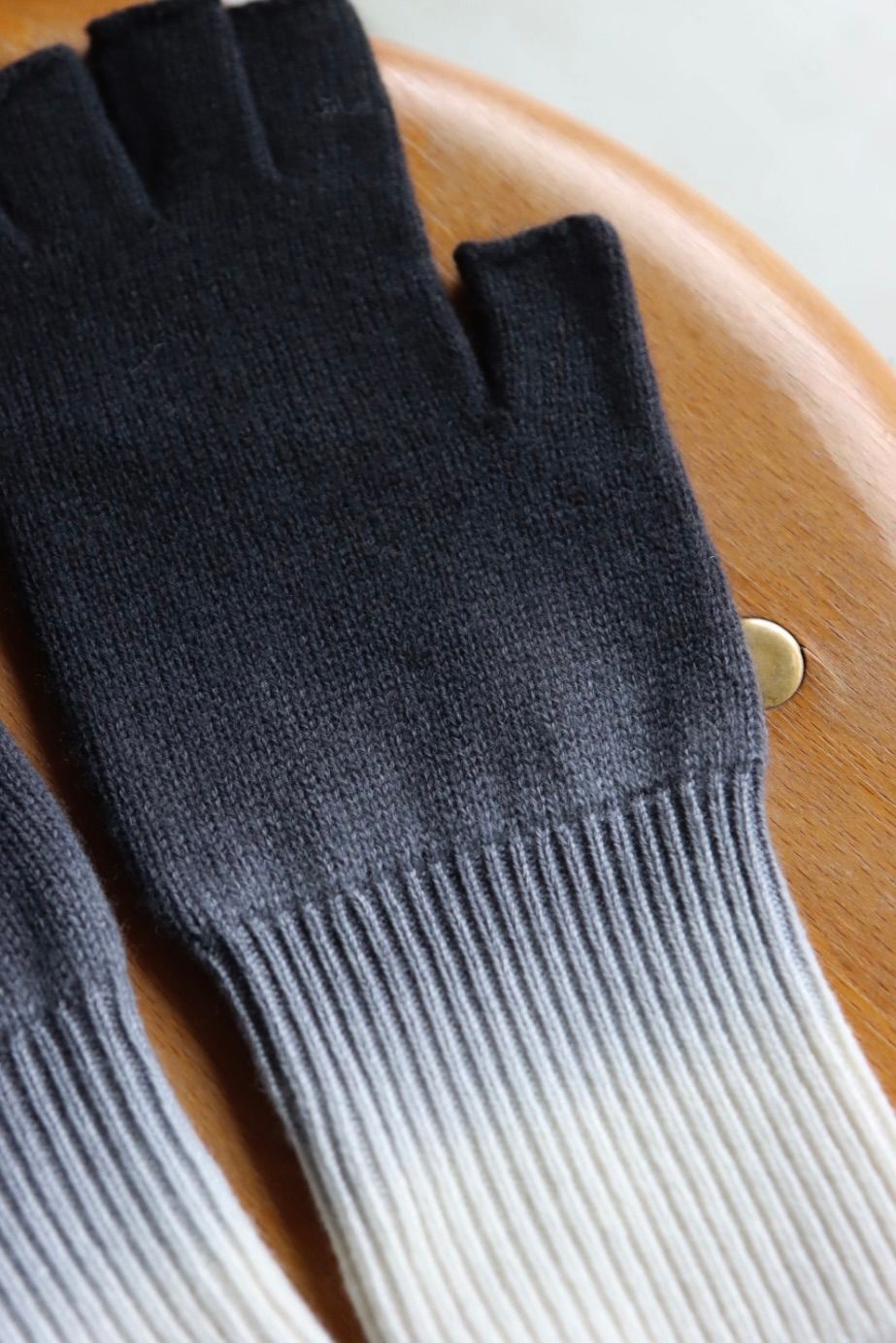 グラフペーパー 25AW Gradient Dyed Wool Knit Fingerless Gloves(GU253-90493)BLACK☆9月27日(土)発売！
