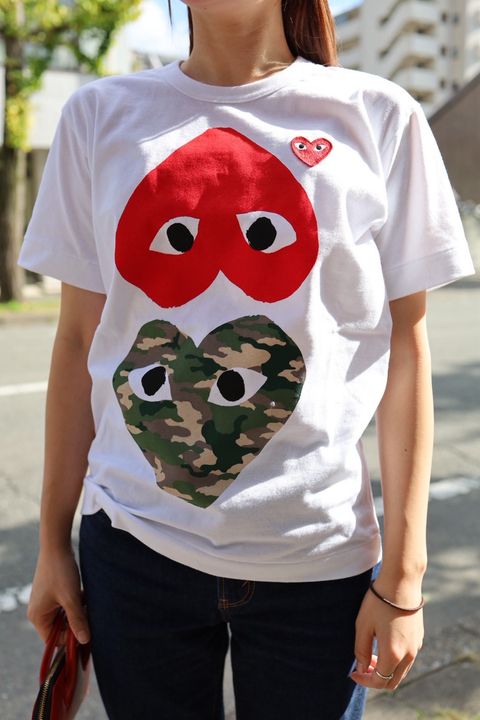 プレイコムデギャルソン REDエンブレムハートTシャツ(CAMO×RED)style.2025.11.3