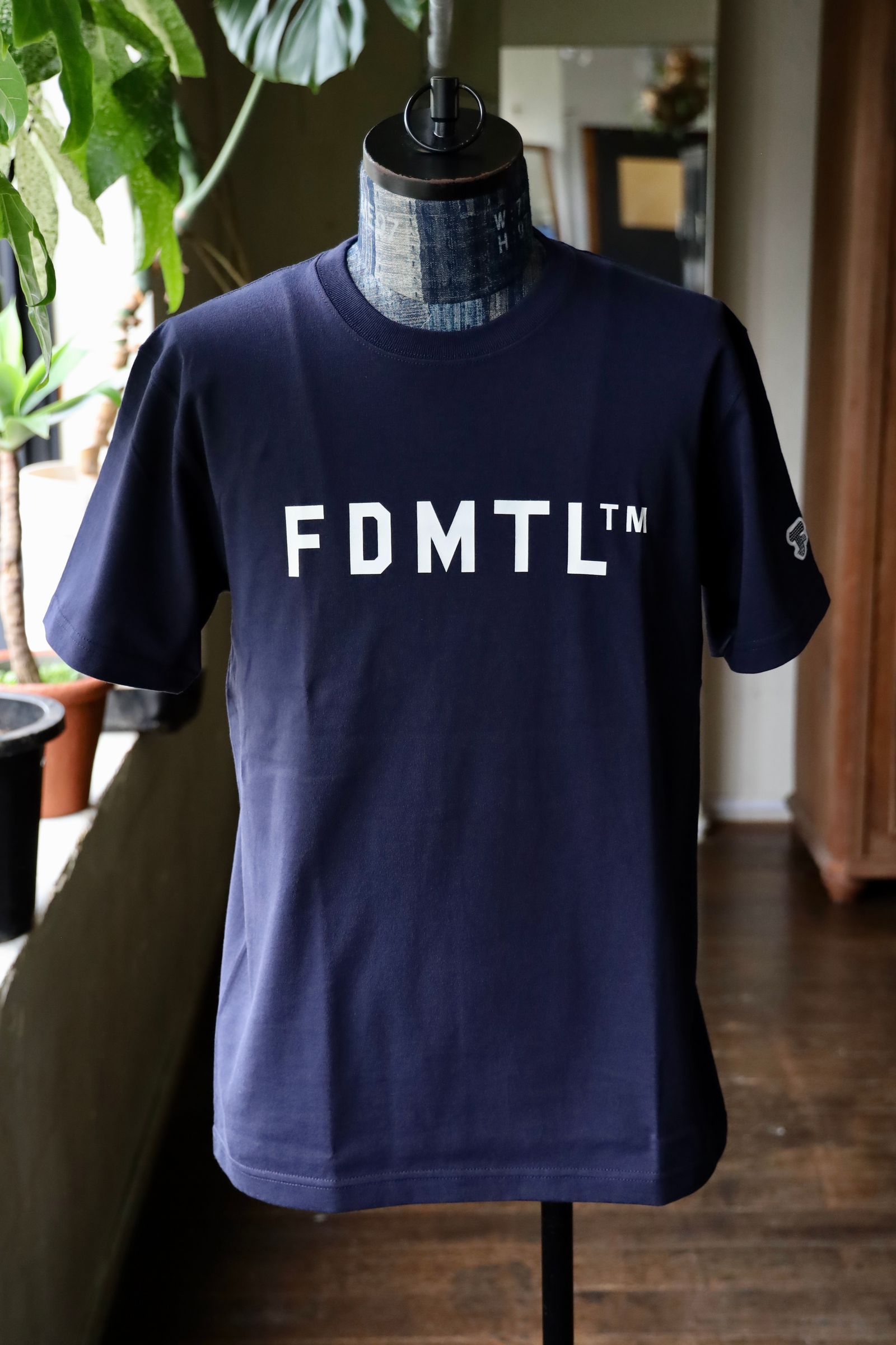 ファンダメンタル TシャツLOGO TEE (FA25/TE18)NAVY