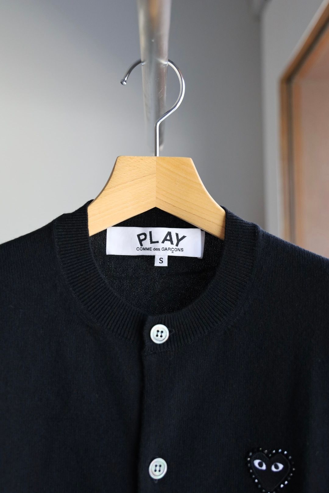 プレイコムデギャルソン ROUND NECK RHINESTONE CARDIGAN (BLACK/BLACK HEART)