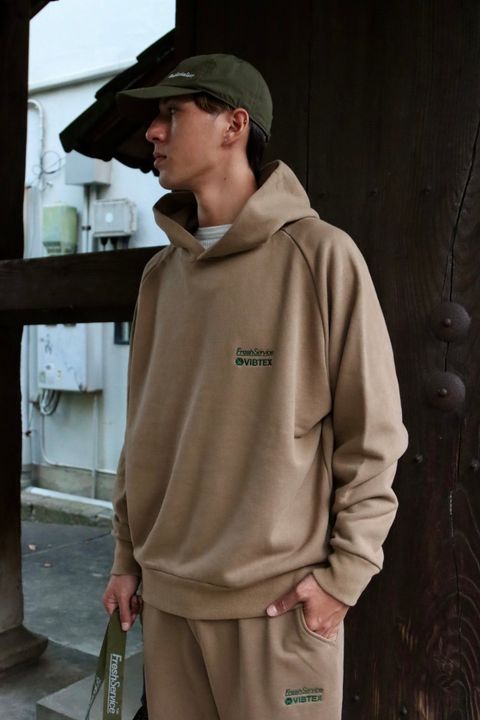 FreshService フレッシュサービス 23AW VIBTEX for FreshService “SWEAT PULL HOODIE”スタイル