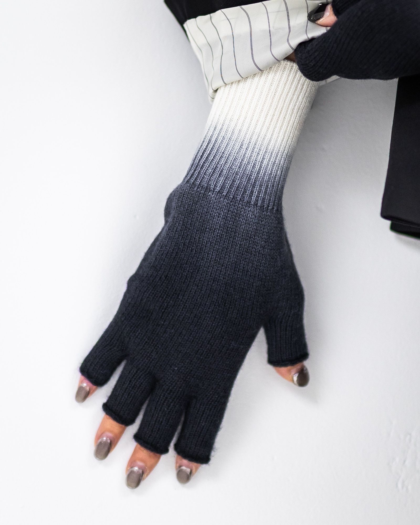 グラフペーパー 25AW Gradient Dyed Wool Knit Fingerless Gloves(GU253-90493)BLACK☆9月27日(土)発売！