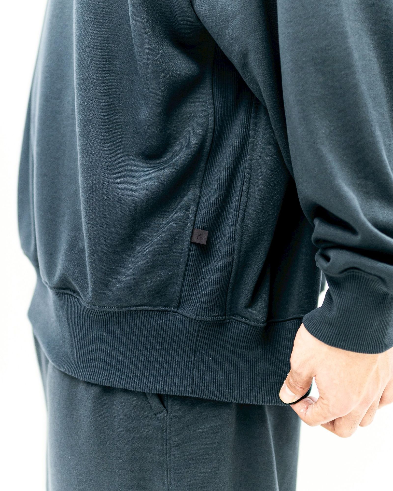 DAIWA PIER39 TECH SWEAT CREW FREEDOM SLEEVE(INK BLACK)1月24日(土)新作発売！