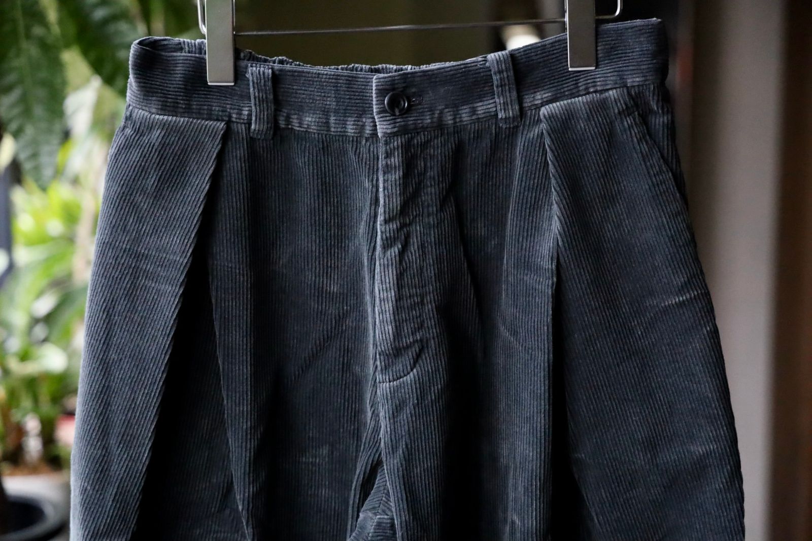 イズネス 25AW CORDUROY TUCK TROUSERS (25AW_31_2020AWPT06-W)CHARCOAL☆新作発売！