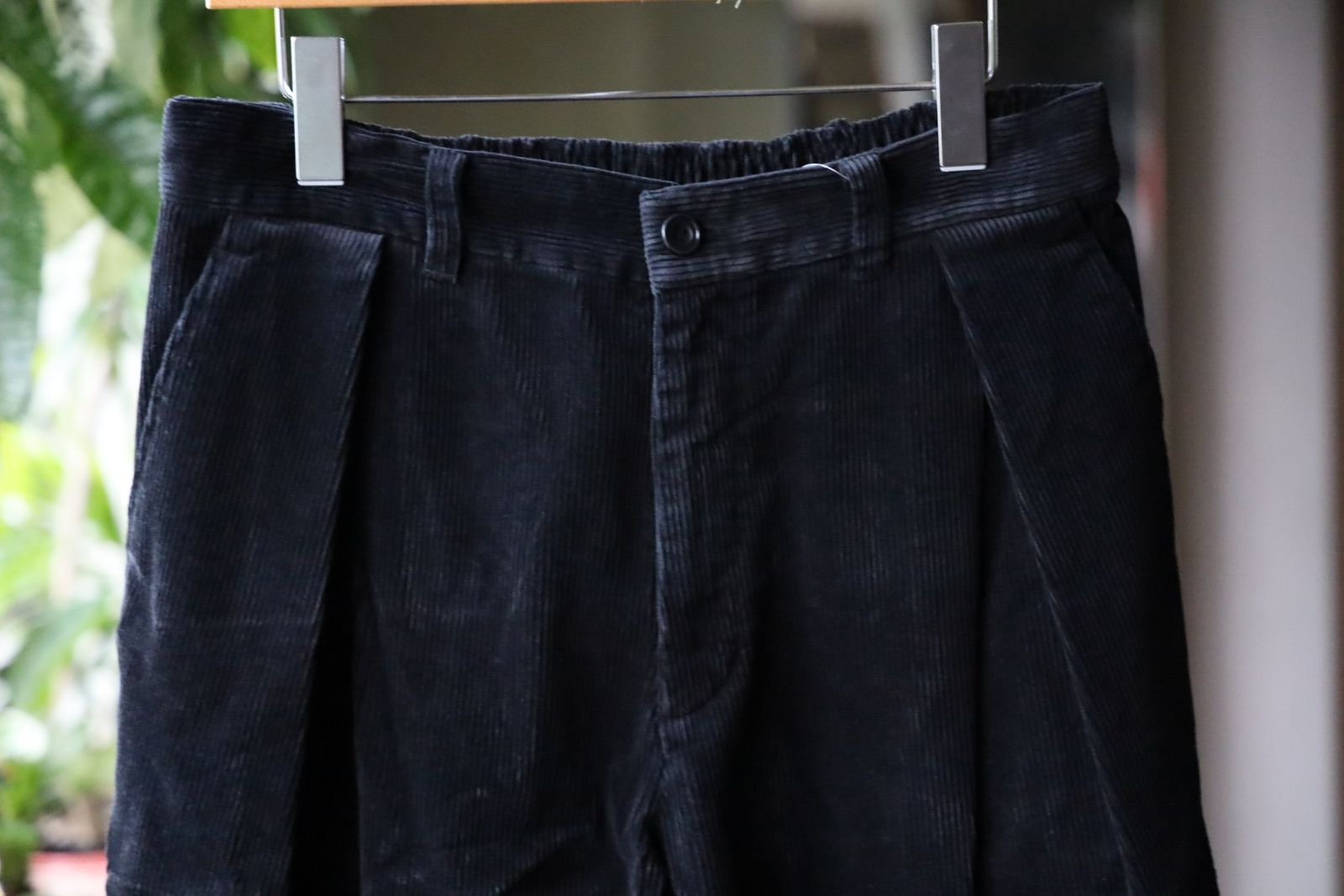 イズネス 25AW CORDUROY TUCK TROUSERS (25AW_31_2020AWPT06-W)BLACK☆新作発売！