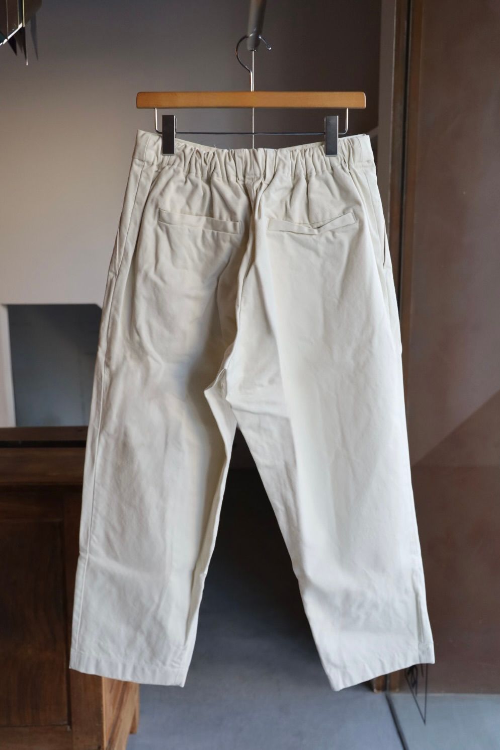 イズネス 25AW TWILL TUCK TROUSERS(25AW_20_2020AWPT06-O)OFF WHITE☆新作発売！